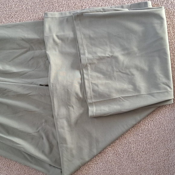 MEDIUM    HALARA V NECK EASY PEEZY RUCHED JUMPSUIT - Picture 7 of 10